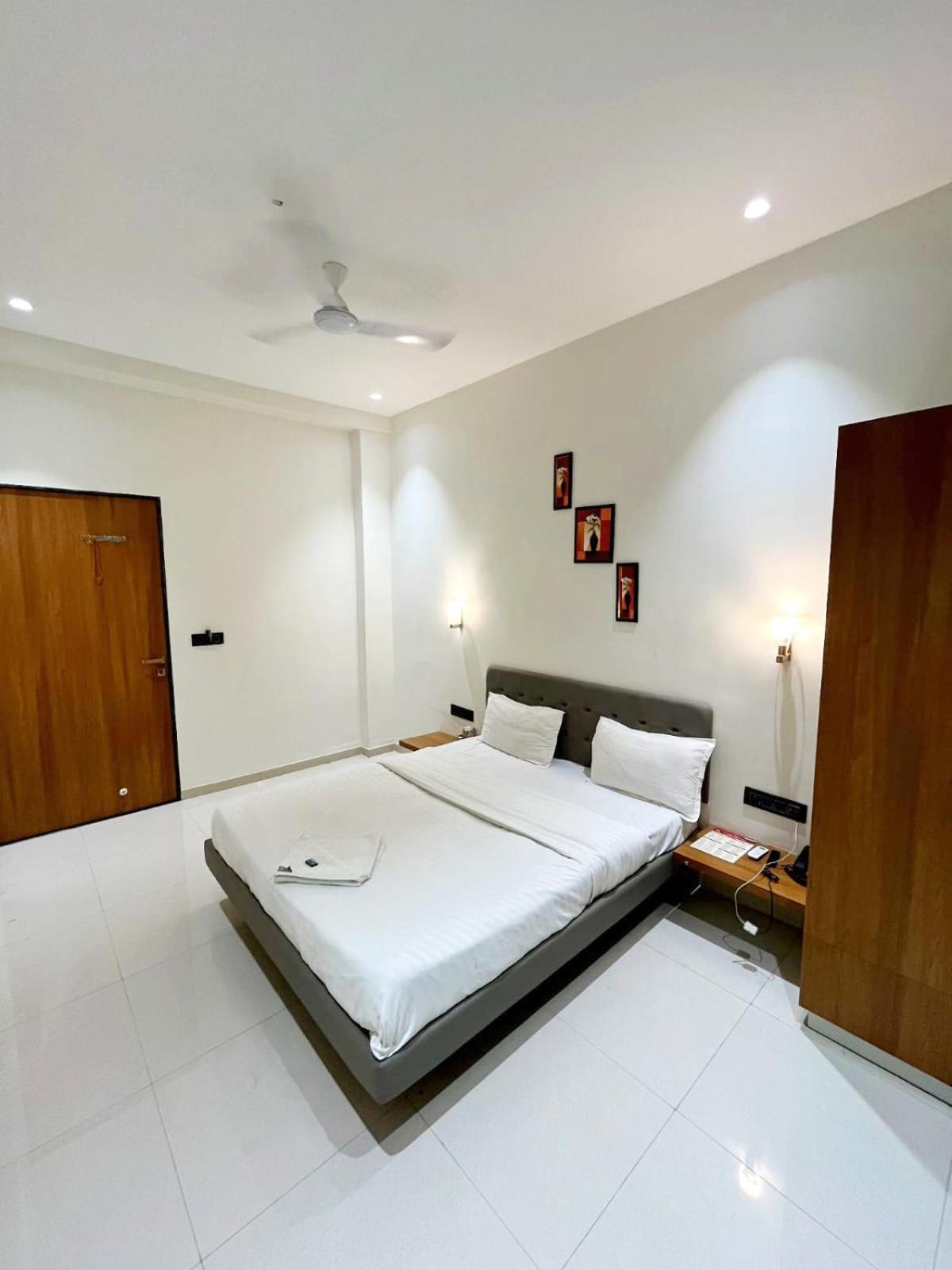 Hotel Gold Palace Inn Surat Luaran gambar