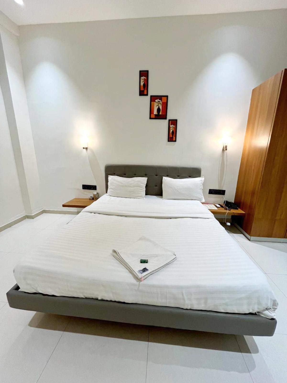 Hotel Gold Palace Inn Surat Luaran gambar