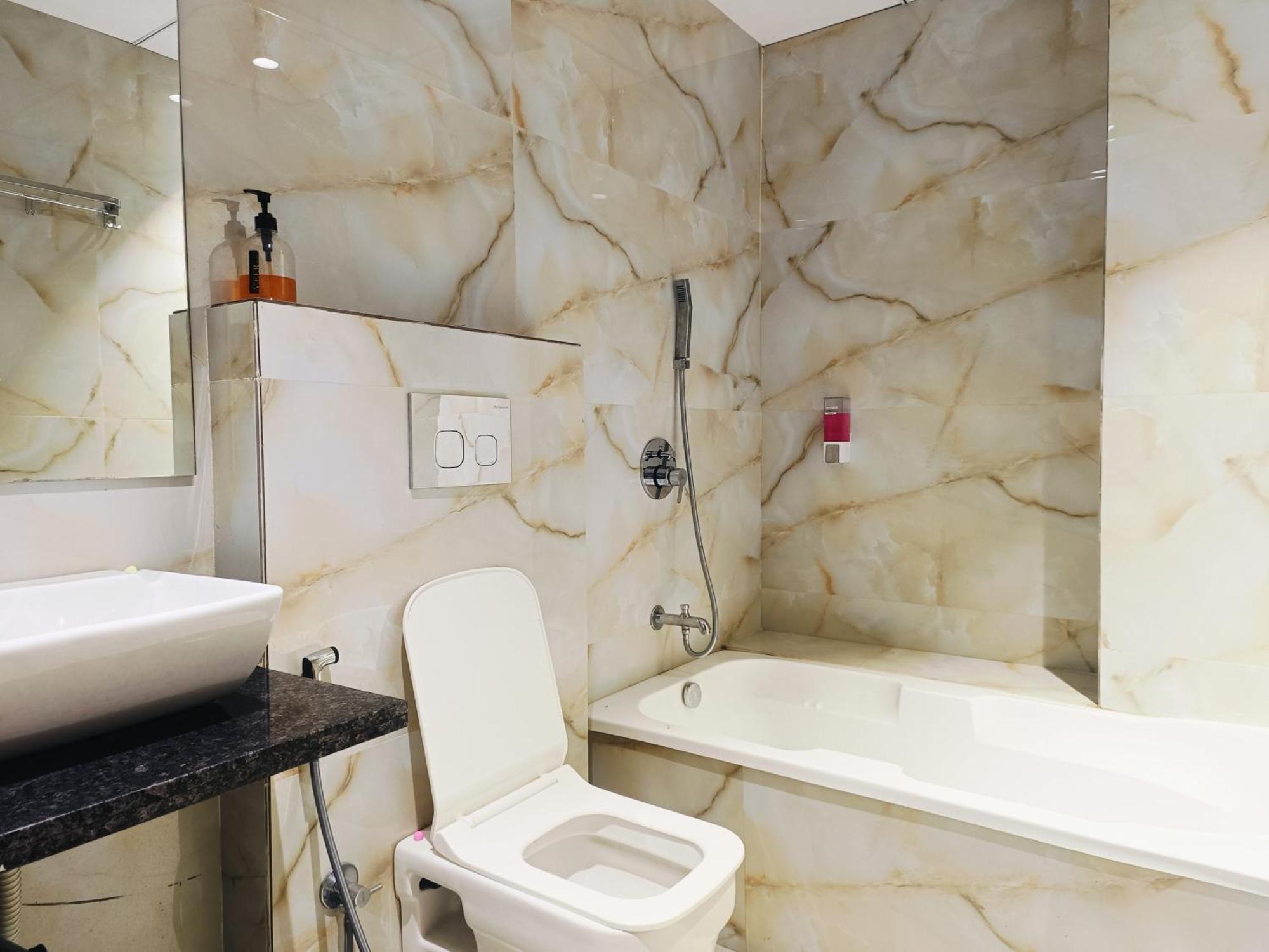 Hotel Gold Palace Inn Surat Luaran gambar