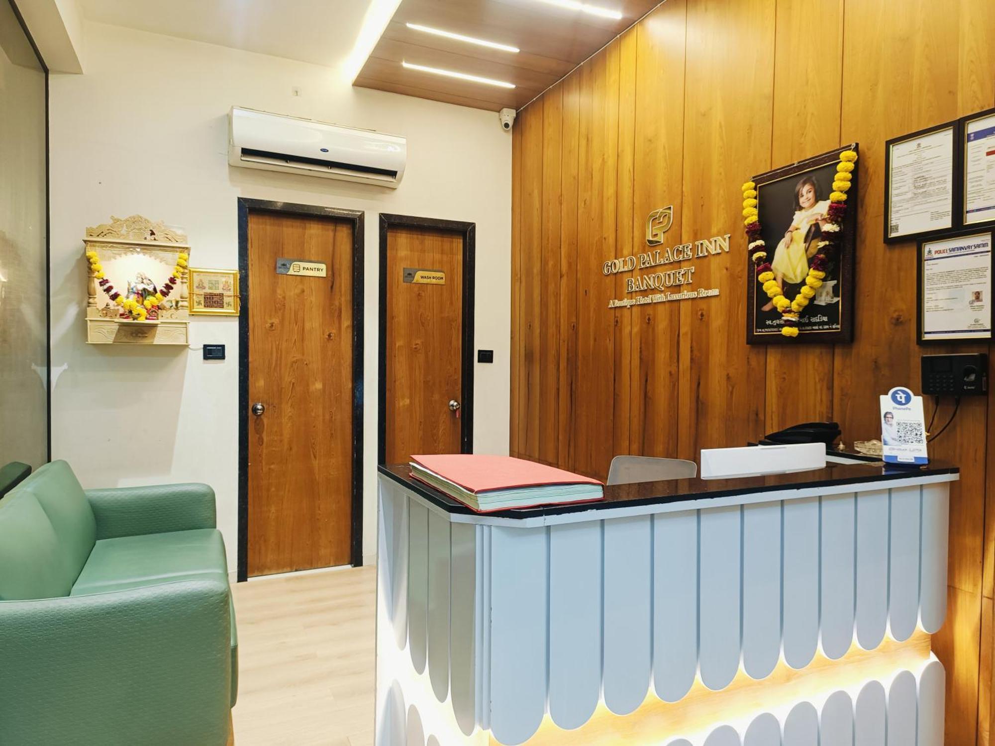 Hotel Gold Palace Inn Surat Luaran gambar
