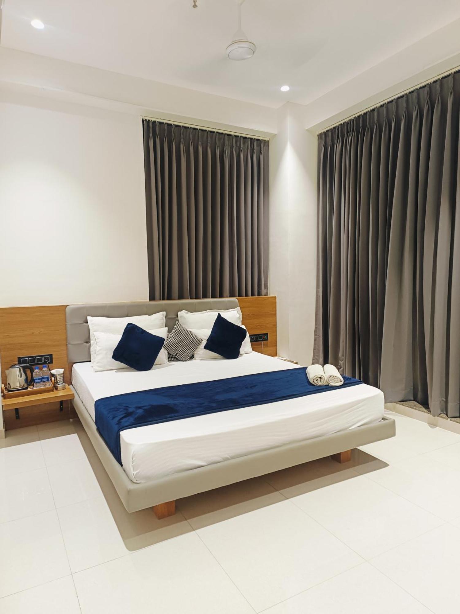 Hotel Gold Palace Inn Surat Luaran gambar