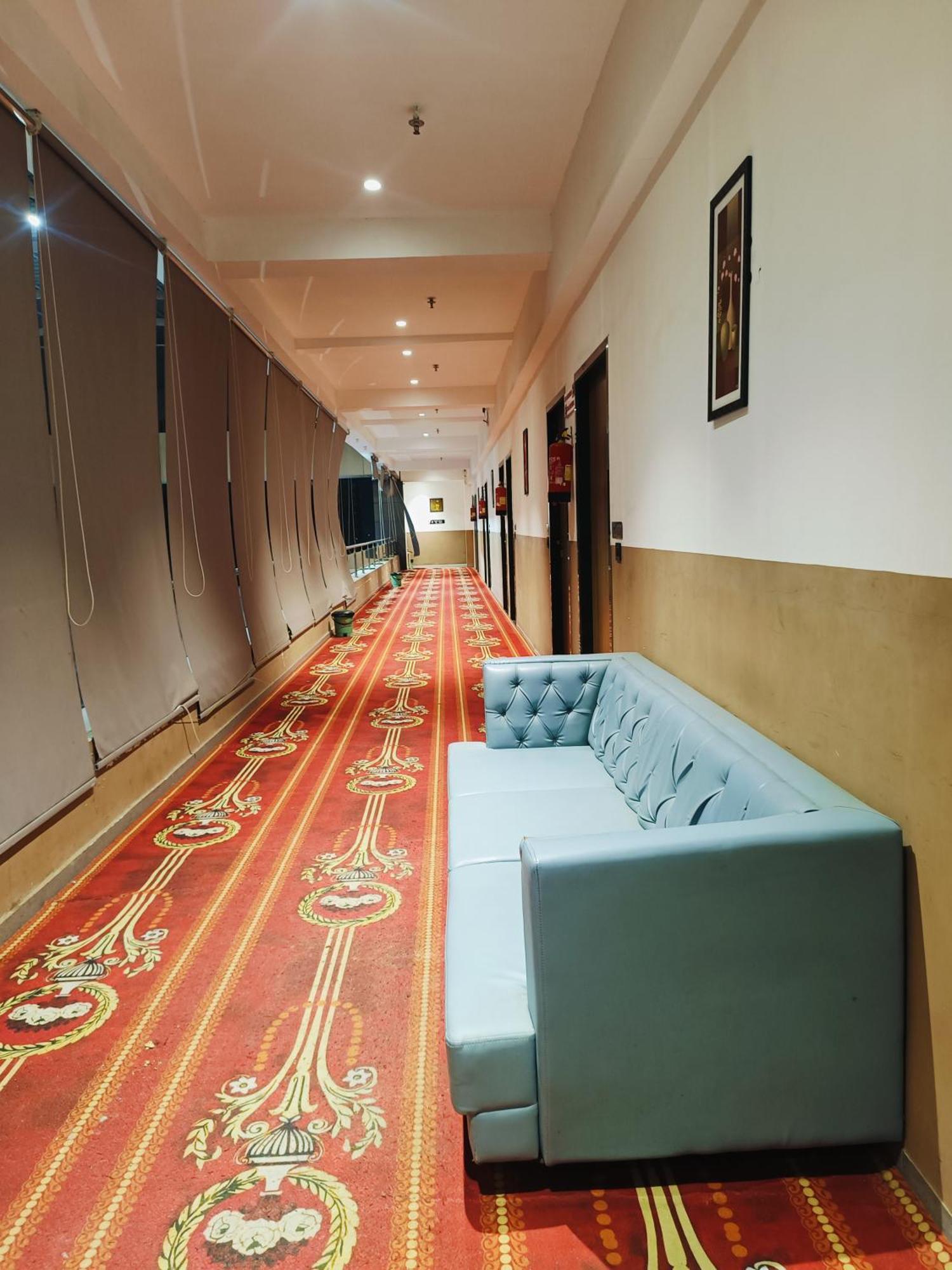 Hotel Gold Palace Inn Surat Luaran gambar