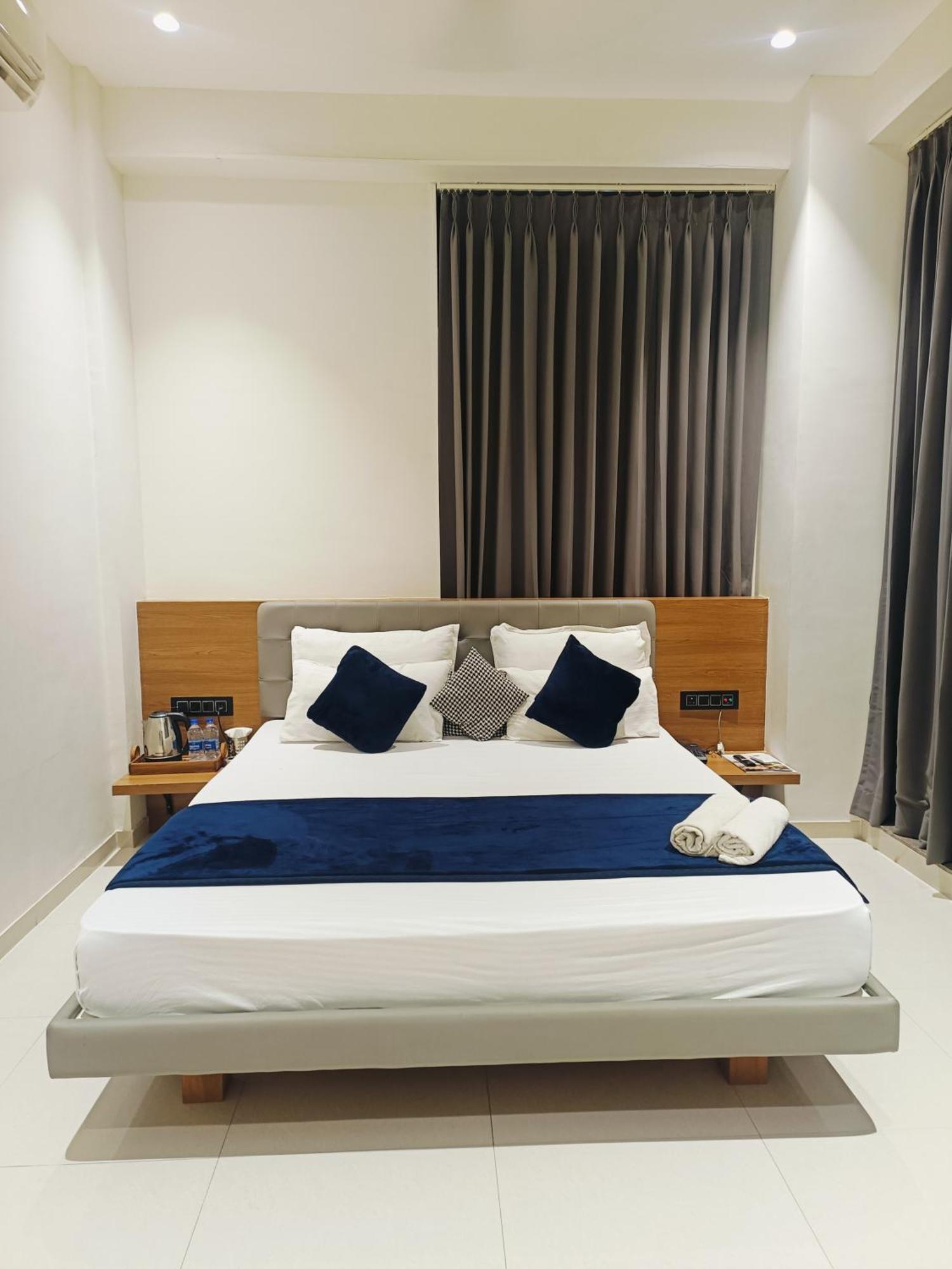 Hotel Gold Palace Inn Surat Luaran gambar