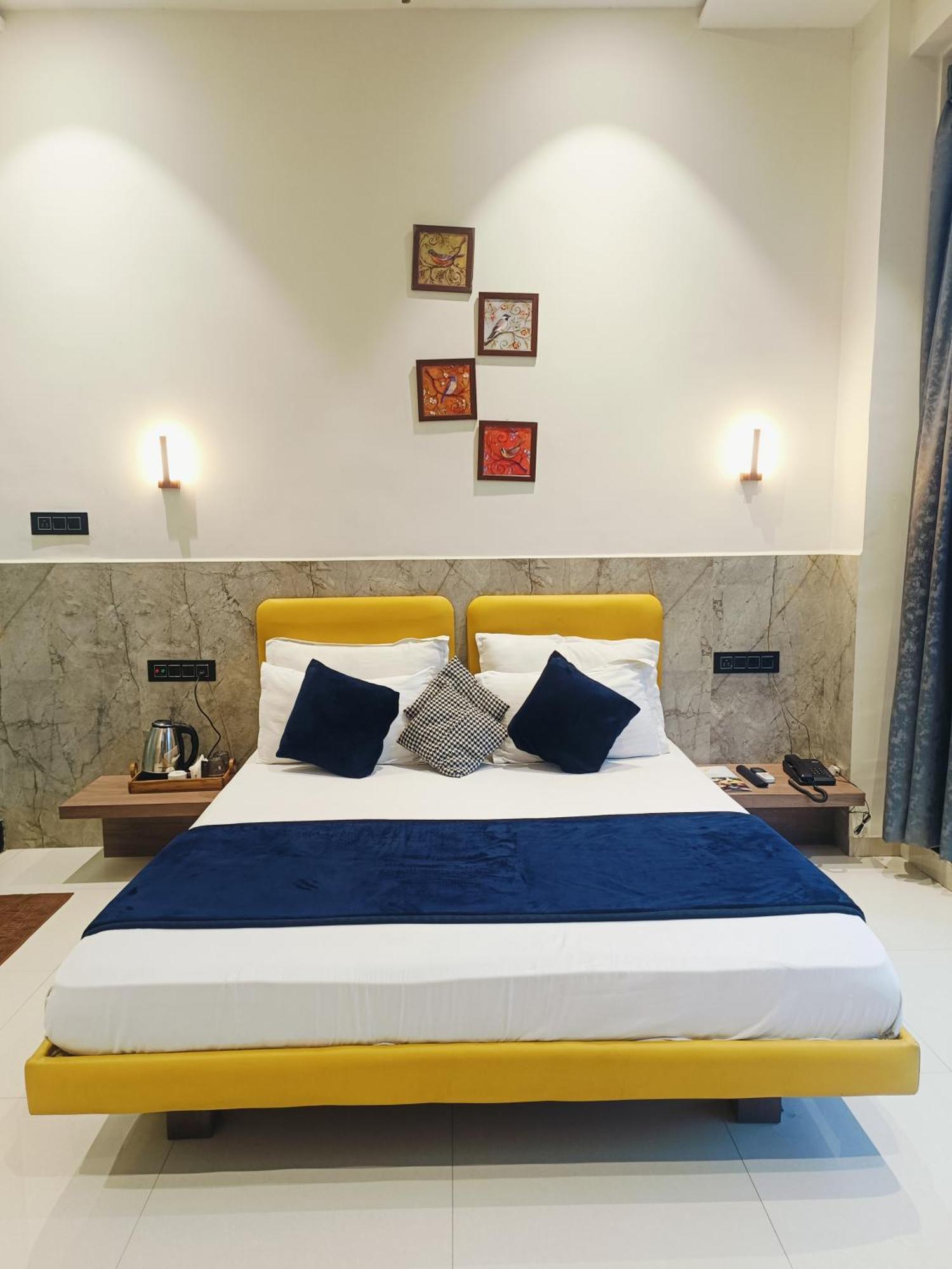 Hotel Gold Palace Inn Surat Luaran gambar