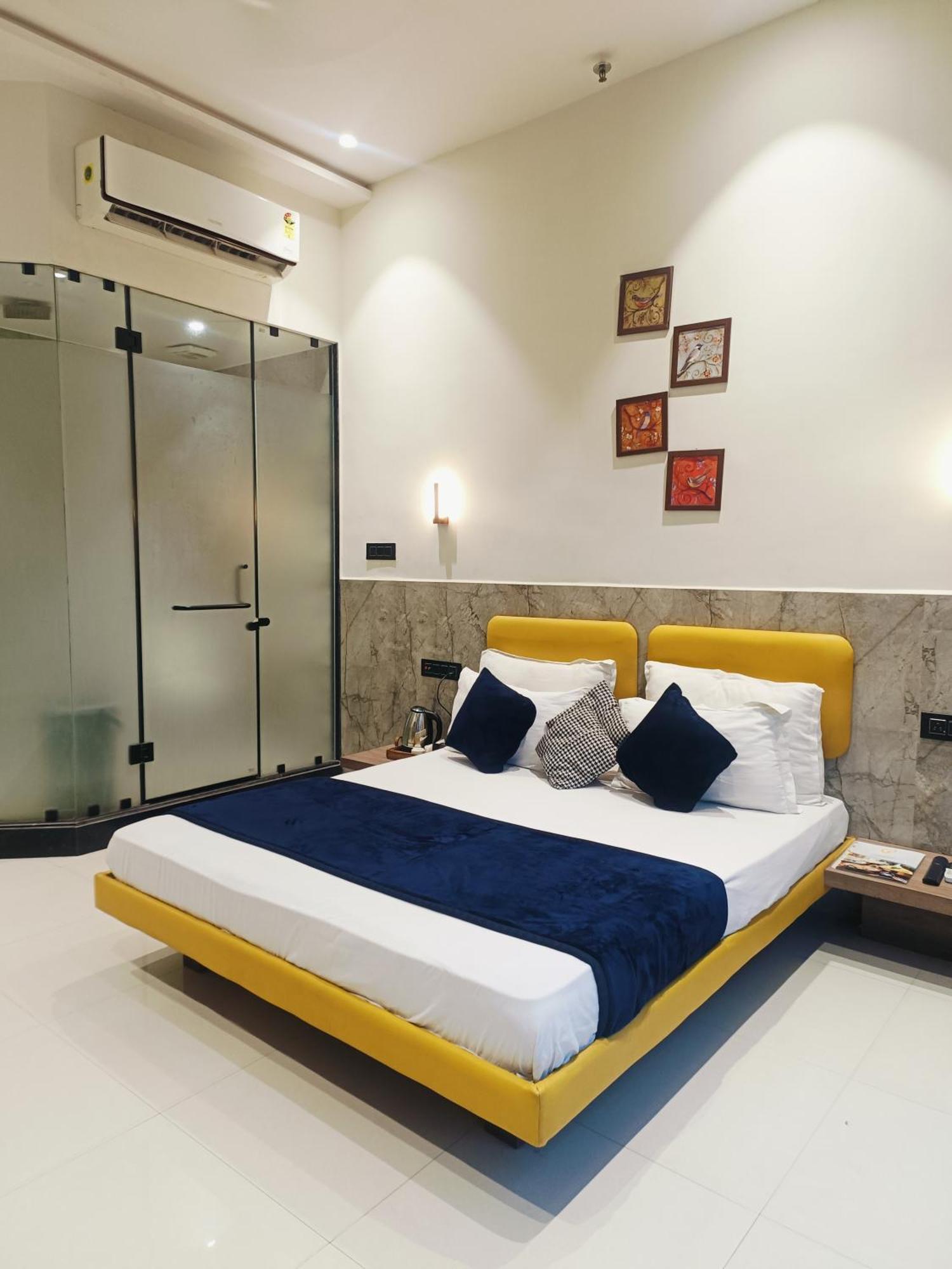 Hotel Gold Palace Inn Surat Luaran gambar